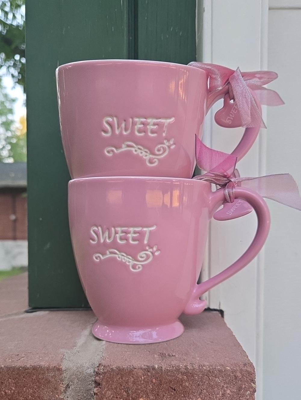 NIB Vintage 2006 Starbucks Pink SWEET Pedestal Mugs Set of 2 With Heart Charms